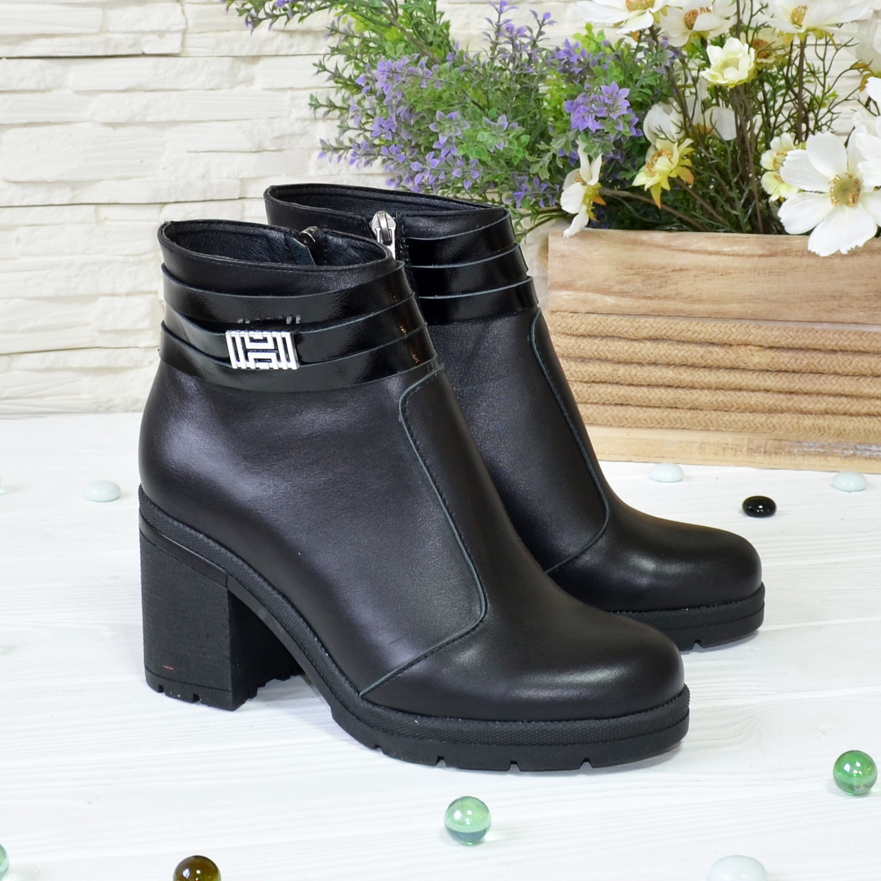 Черевики жіночі шкіряні на стійкому каблуці, декоровані лаковими ремінцями, фото 1