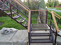 Лестница уличная металлическая с просечкой