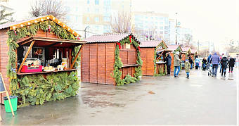 ✅ Компания «Промконтракт» изготовила и поставила в Шепетовку Хмельницкой области торговые киоски для организации Рождественской ярмарки.  4