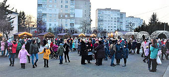 ✅ Компания «Промконтракт» изготовила и поставила в Шепетовку Хмельницкой области торговые киоски для организации Рождественской ярмарки.  14