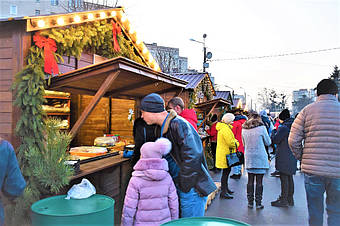 ✅ Компания «Промконтракт» изготовила и поставила в Шепетовку Хмельницкой области торговые киоски для организации Рождественской ярмарки.  16