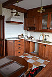 Кухня класична з кованими деталями з натурального дерева, фото 8