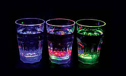 Стакан світиться від води
