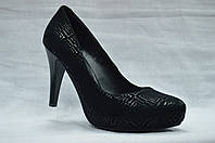 Черние замшевые с лазерным напылением туфли Еrisses на каблуке и скрытой платформе. Размеры: 38.