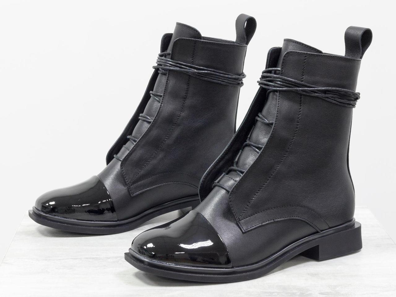 Класичні черевики чорного кольору з натуральної шкіри з лаковими вставками