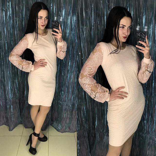 Бежевое коктейльное платье с кружевными рукавами