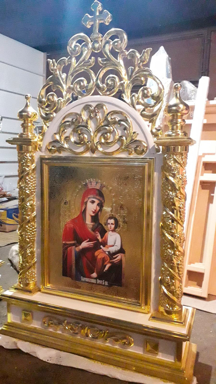 Церковний кіот з виноградними колонами в позолоті (на замовлення)