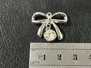 Пришивна металева емблема бантик срібло 26х22 мм, фото 2