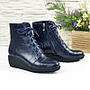 Сині жіночі черевики шкіряні на невисокій танкетці, фото 3