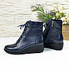 Сині жіночі черевики шкіряні на невисокій танкетці, фото 4