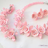 Комплект колье, браслет, заколка с розовыми розами из полимерной глины и розовыми бусинами для девочек