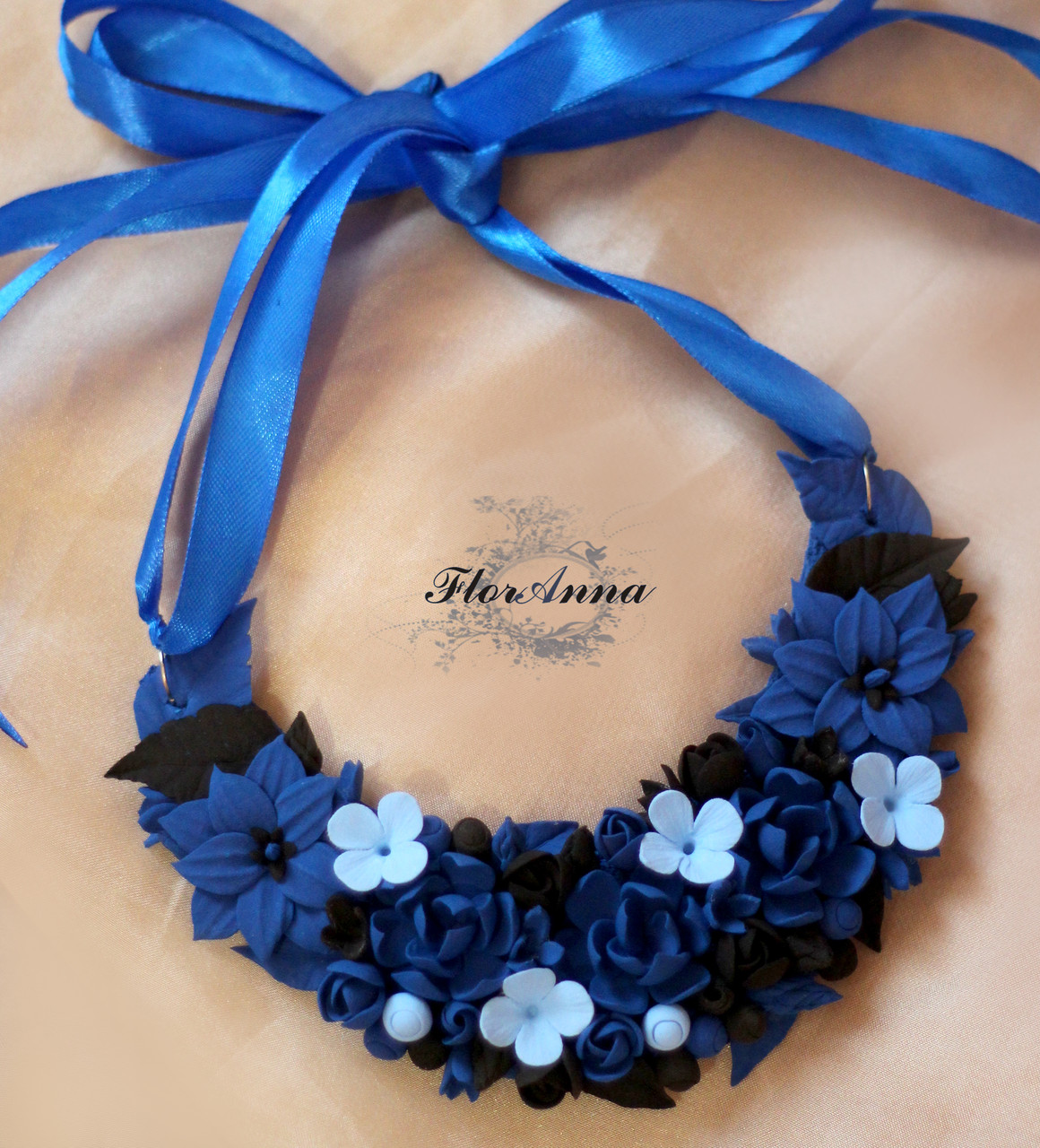 Синє кольє ручної роботи з квітами з полімерної глини "Чарівна ніч"