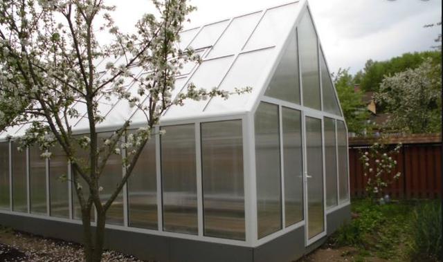 Двосхилий теплиця під полікарбонат Двосхилий теплиця