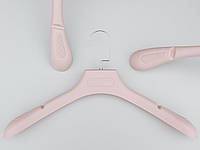 Плечики вешалки тремпеля TZ6682 с антискользящим ребристым плечом нежно-розового цвета, длина 44,5 см