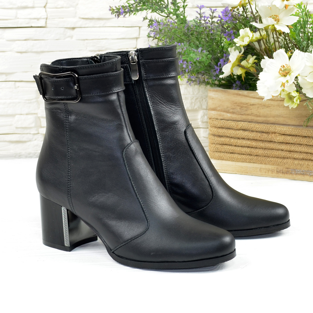 Черевики жіночі шкіряні на невисокому каблуці, декоровані ремінцем, фото 1