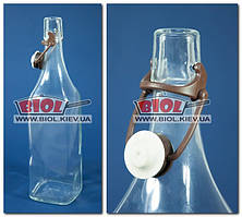 Пляшка скляна 1,0 л квадратна з полікарбонатною бугельною кришкою "РЕВО" італійського виробництва