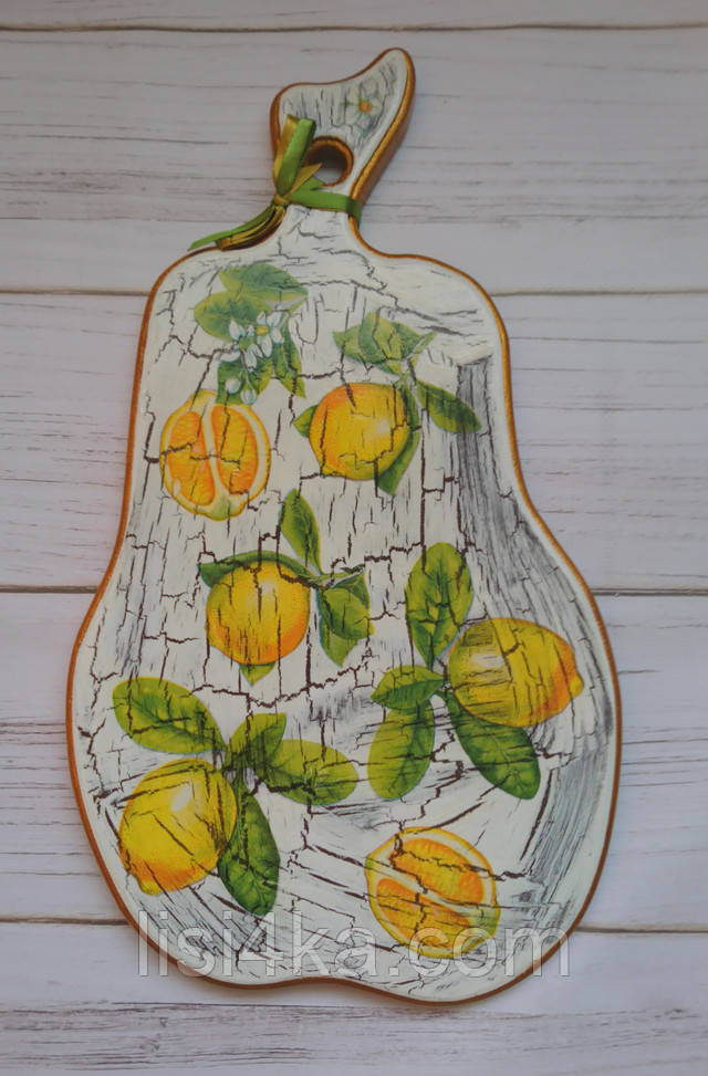 Деревянная разделочная доска для кухни с лимонами