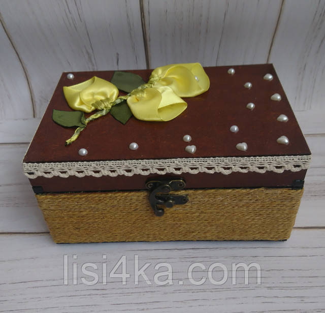 Авторська скринька з квітами з атласних стрічок жовтого кольору