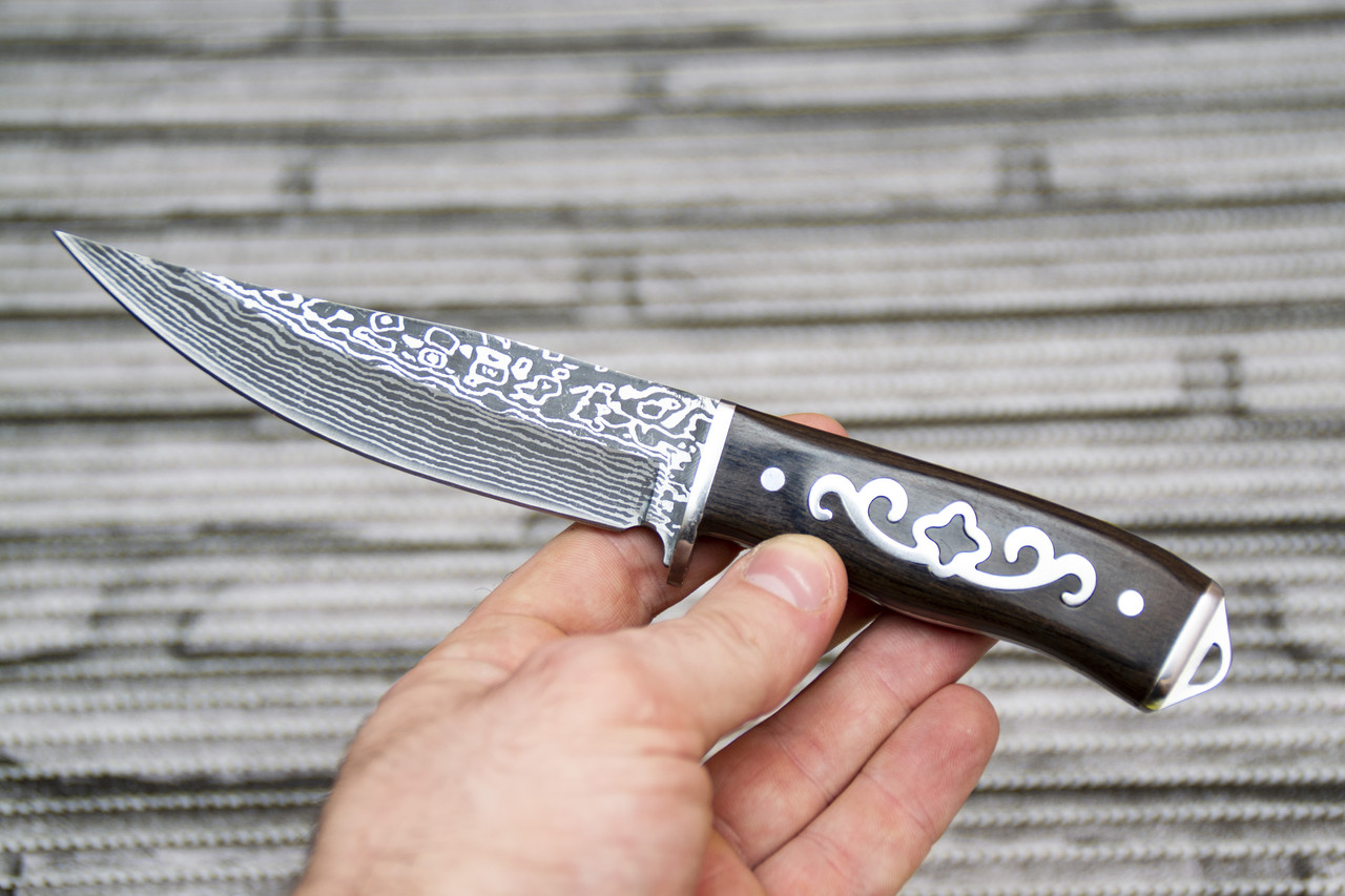 Ніж туристичний, мисливський з орнаментом "Дамаська сталь". Незкладні ножі в піхвах.