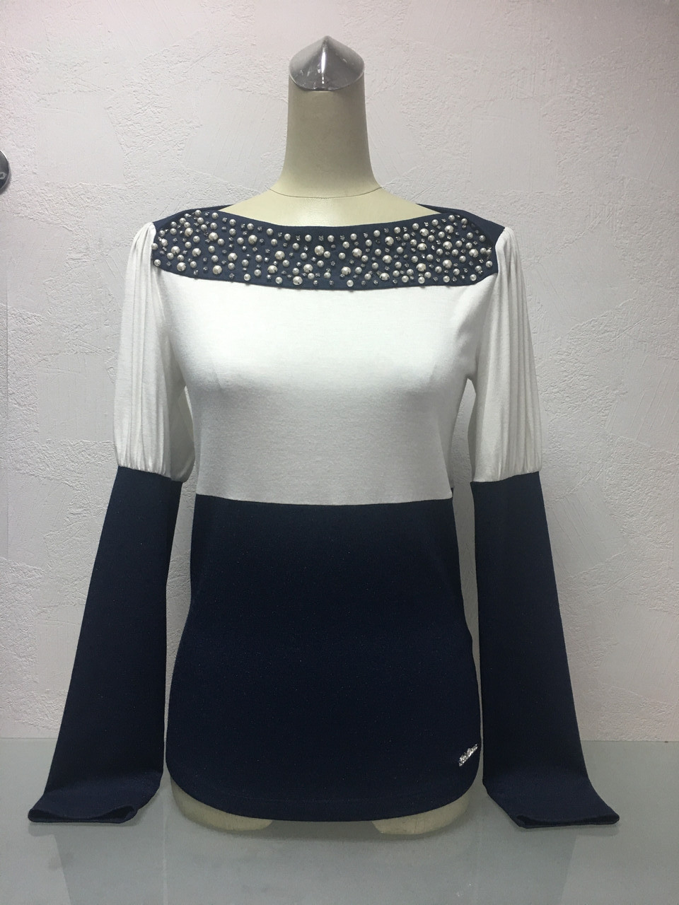 Ошатна трикотажна кофта жіноча біло синя Balizza з перлами довгий рукав, фото 1