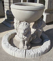 Композиция в саду чаша цементная на трёх бетонных львах, элемент дизайна ландшафта перед домом.