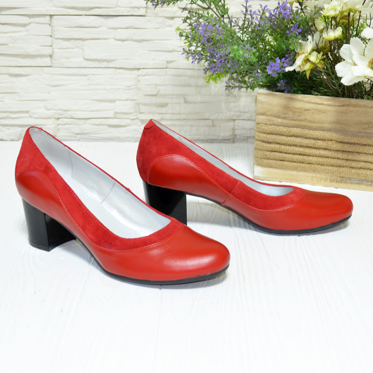 Женские классические туфли на невысоком устойчивом каблуке, натуральные кожа и замша красного цвета. - фото 2 - id-p1106135119