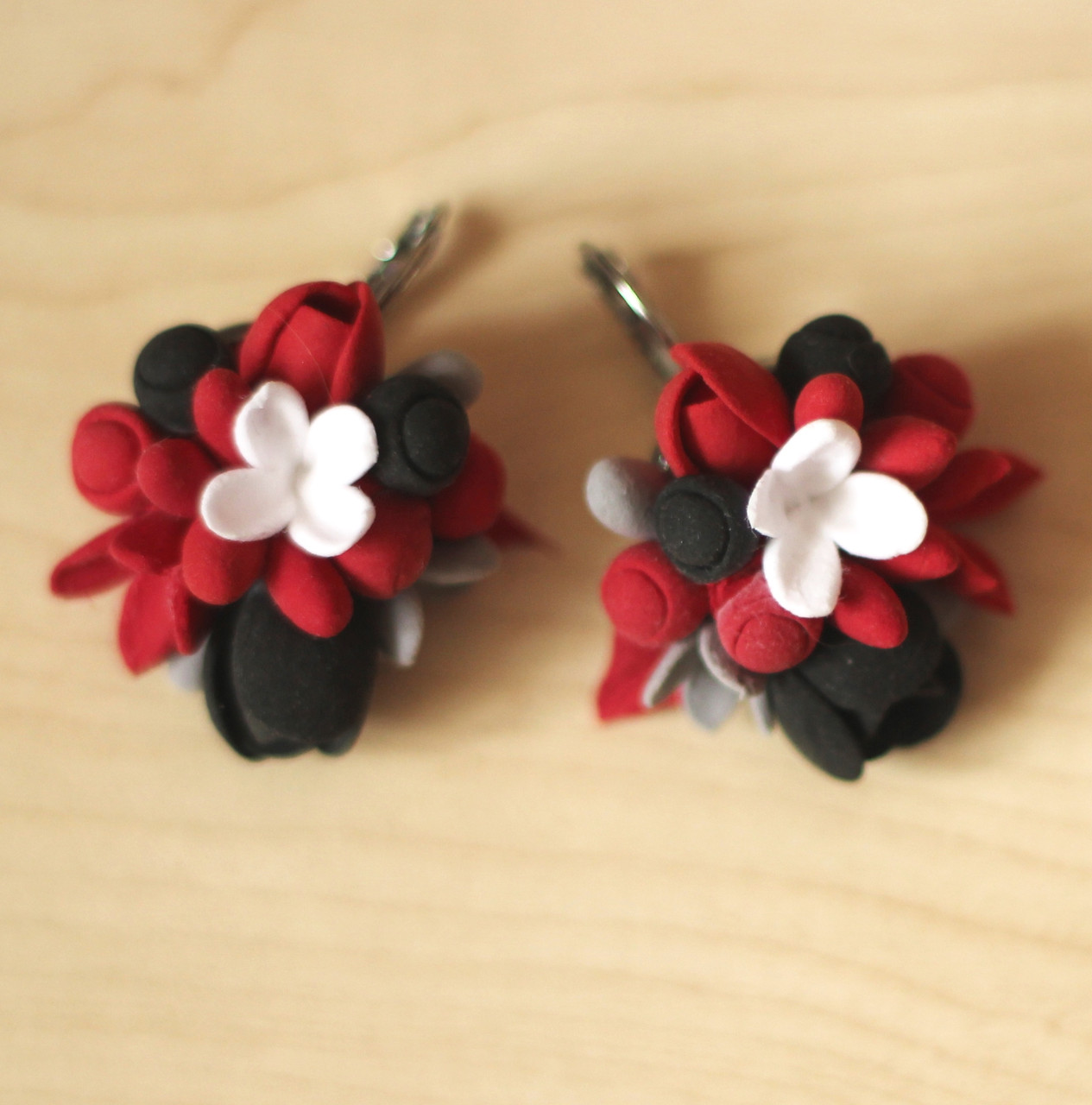 Червоні сережки ручної роботи з квітами "Готика"