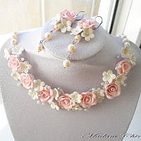 Кольє та сережки для нареченої з рожевими трояндами та білими квітами з полімерної глини та перлами