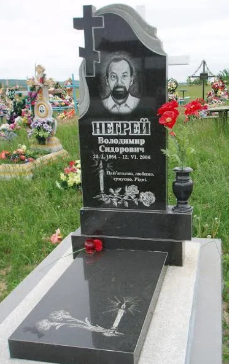 Памятник одинарный из черного гранита с крестом и портретом - фото 1 - id-p1107685870
