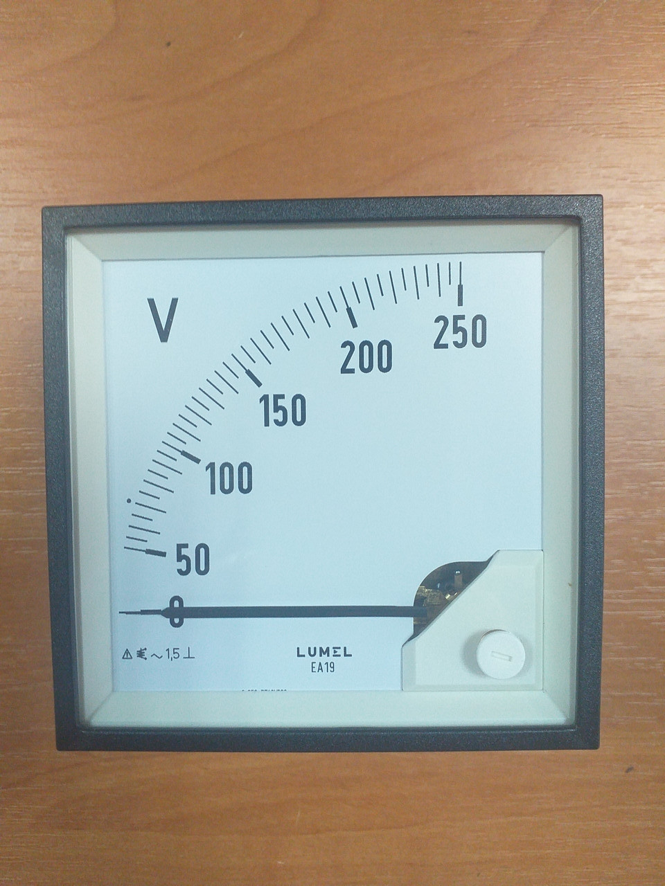 Аналоговий вольтметр LUMEL EA 19N E613 250 V. Польща