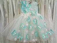 Нежное бирюзово-белое нарядное детское платье-маечка с блестящими бабочками на 2-3 годика