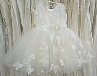 Нежное белое нарядное детское платье-маечка с блестящими бабочками на 2-3 годика