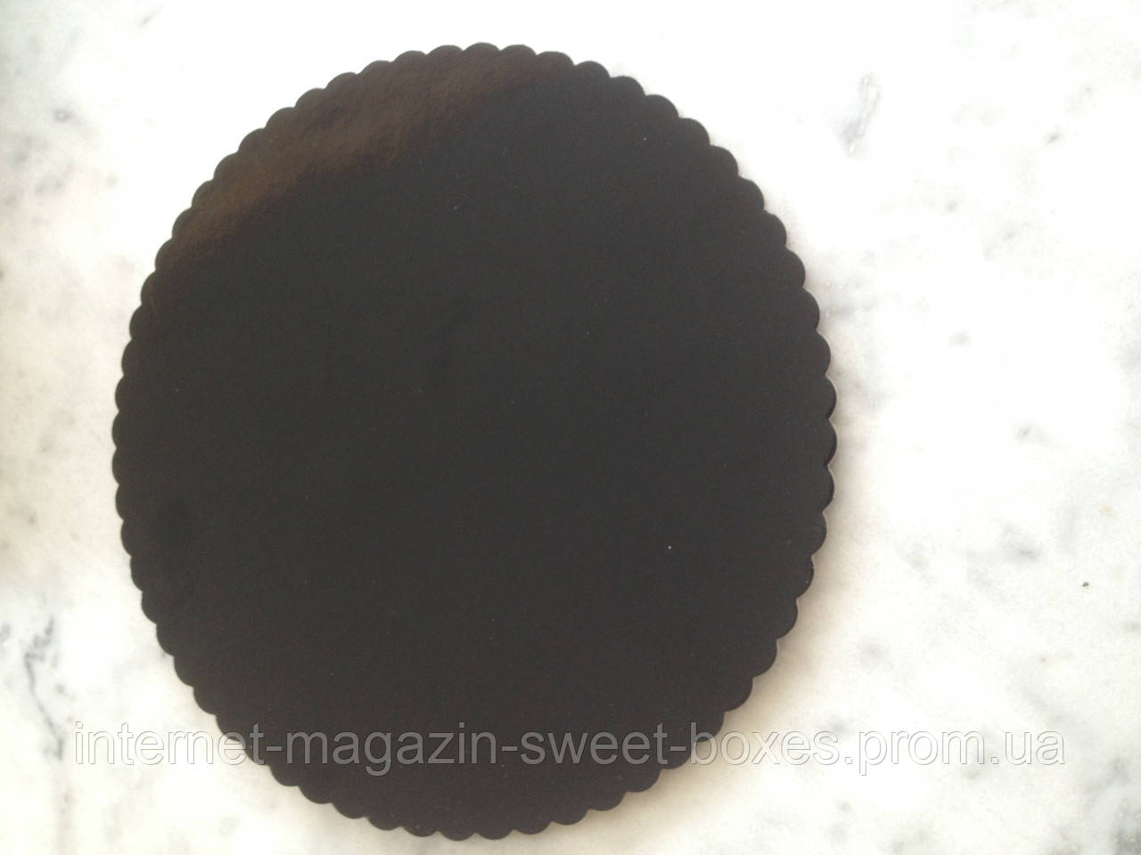 Усиленная подложка под торт черная односторонняя диаметр 35 см. Подложка для кондитерских изделий - фото 1 - id-p1108939891