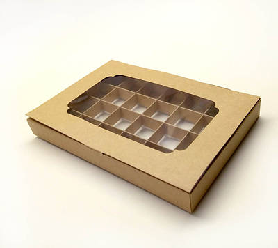 Коробка подарункова з крафт картону з віконцем для 24 цукерок 270х185х30 мм.