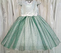 Блискуча біло-зелена ошатна дитяча сукня з коротким рукавчиком і пір'ям на 3-4 рочки