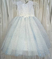 Блестящее бело-голубое нарядное детское платье с коротким рукавчиком и перьями на 3-4 годика