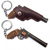 Гарний брелок для ключів Пістолет у кобурі