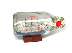 Вітрильник у пляшці сувенір морський