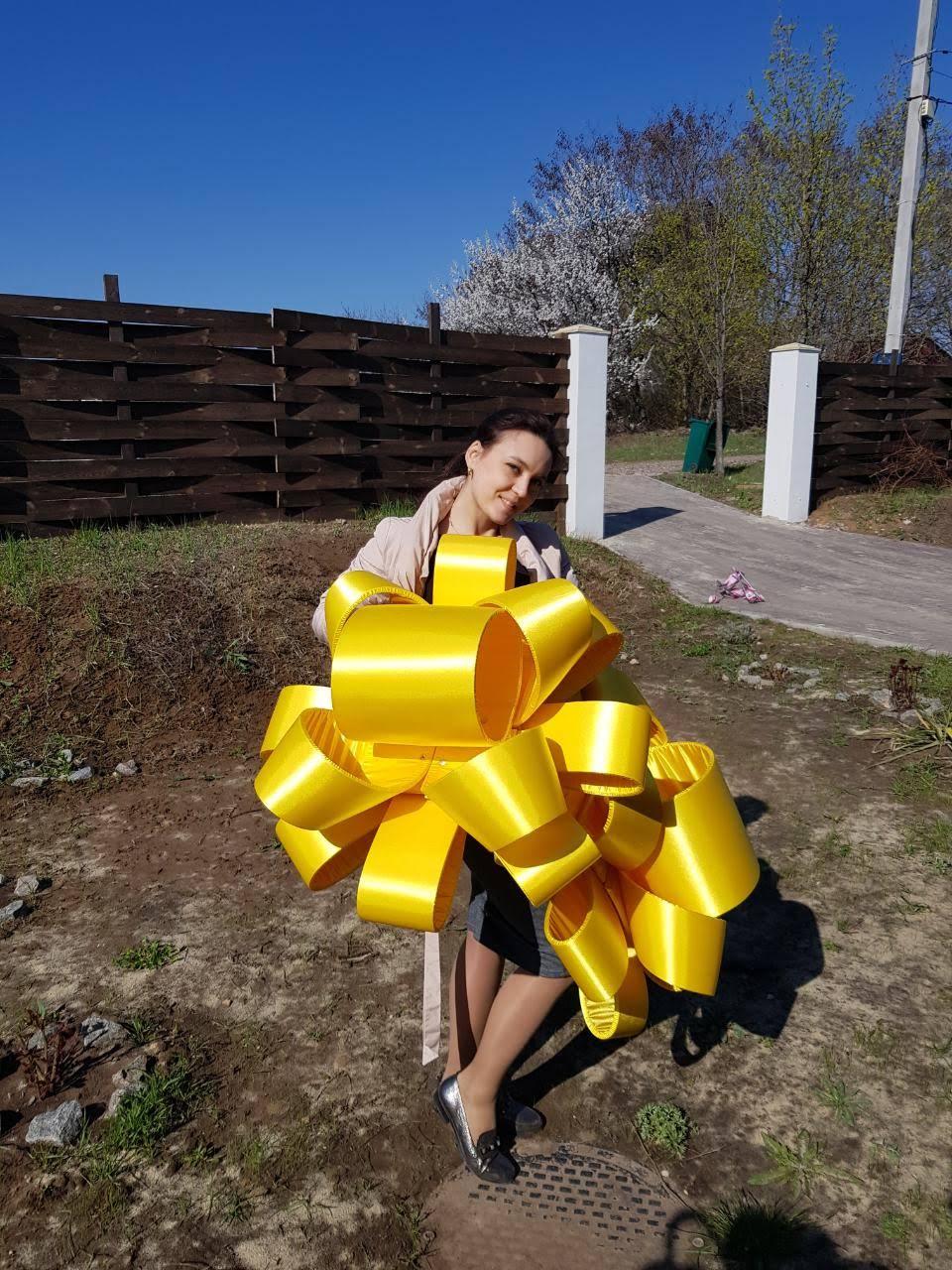 Бант на машину жовтого кольору