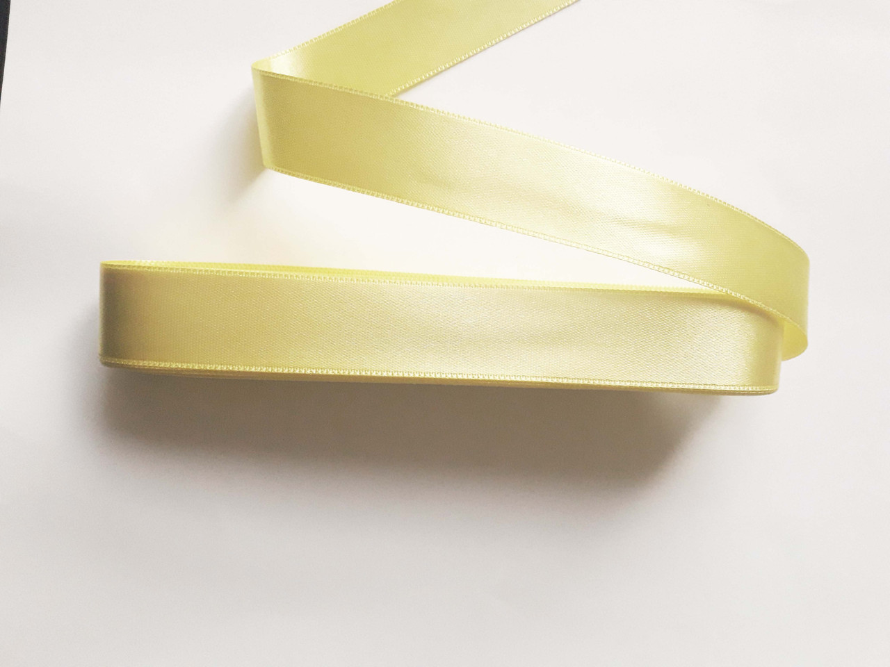 Стрічка атласна двостороння 2 см ( 10 метрів) жовтий лимонний дуже світлий, Р-02-81