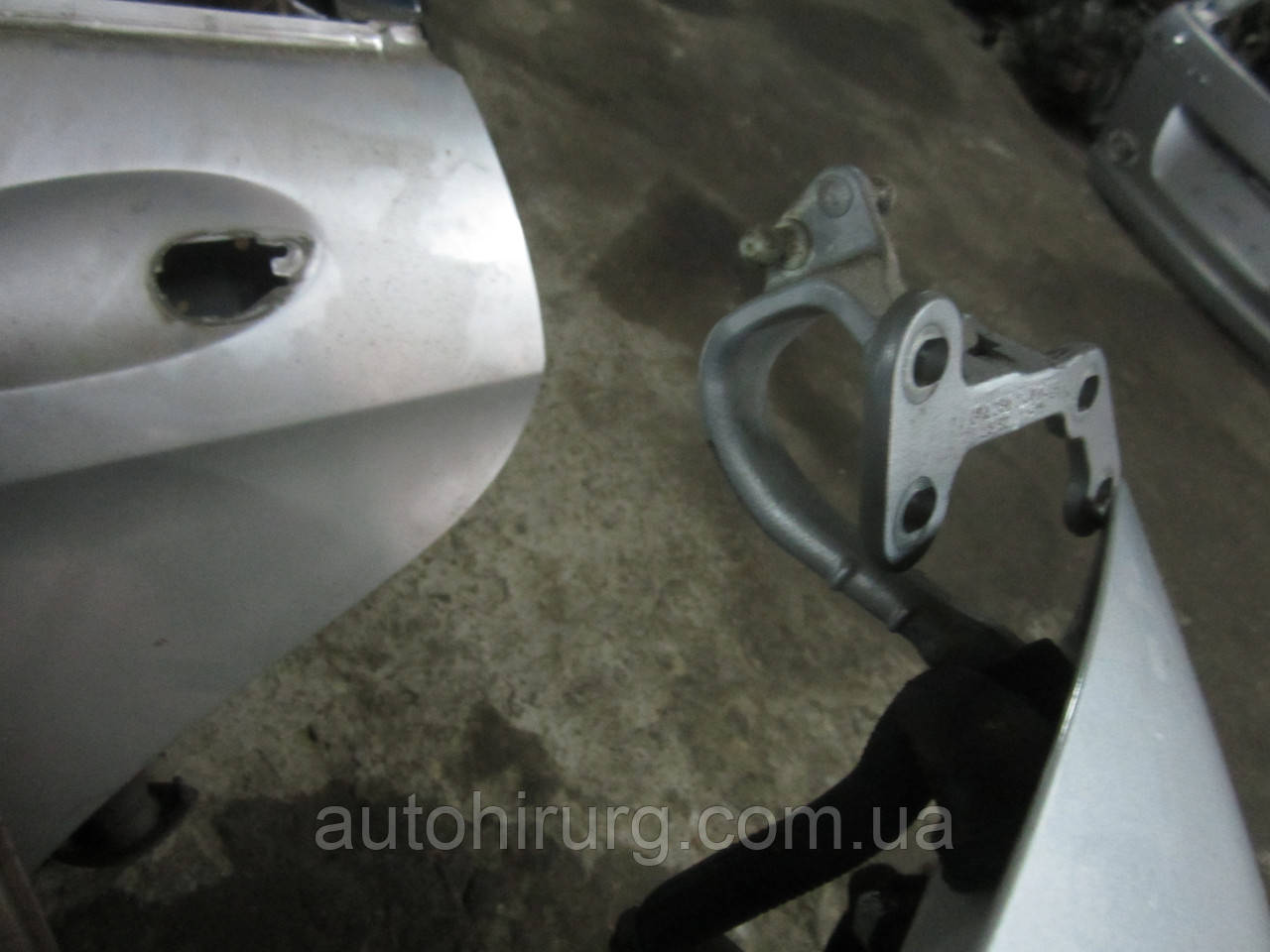 Петля кришки багажника (ляди) mercedes-benz w251 r-class (A2517400337 / A2517400437)