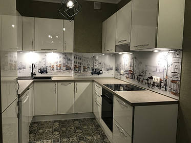 Установка стеклянного фартука с рисунком "Парижских улочек" в Киеве. Cкинали на белой кухни от Pavlin Art 1