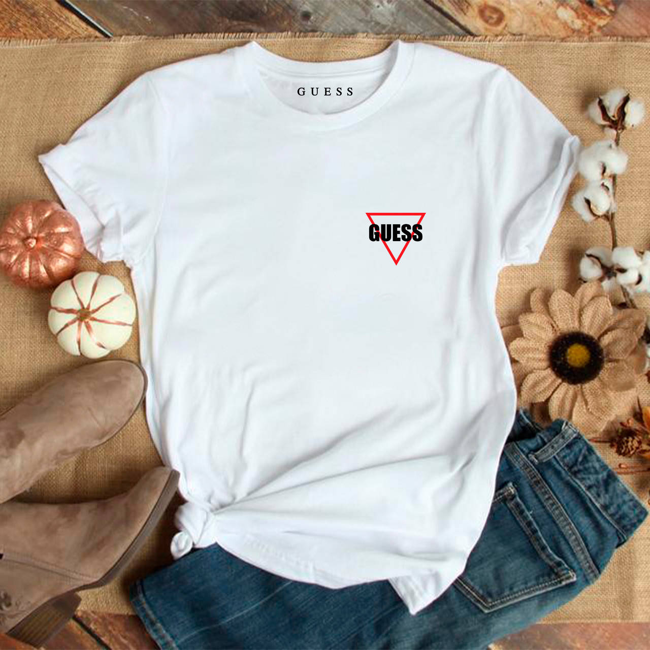 

Женская футболка Guess белая Гесс, Белый