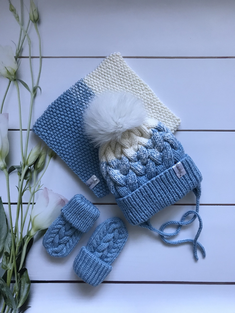 Зимовий в'язаний дитячий набір шапка на зав'язках із натуральним бубоном в'язаний снуд хомут шарф ручної роботи.