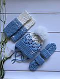 Зимовий в'язаний дитячий набір шапка на зав'язках із натуральним бубоном в'язаний снуд хомут шарф ручної роботи., фото 2