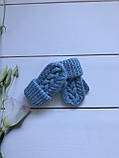 Зимовий в'язаний дитячий набір шапка на зав'язках із натуральним бубоном в'язаний снуд хомут шарф ручної роботи., фото 5