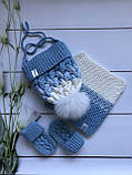 Зимовий в'язаний дитячий набір шапка на зав'язках із натуральним бубоном в'язаний снуд хомут шарф ручної роботи., фото 7