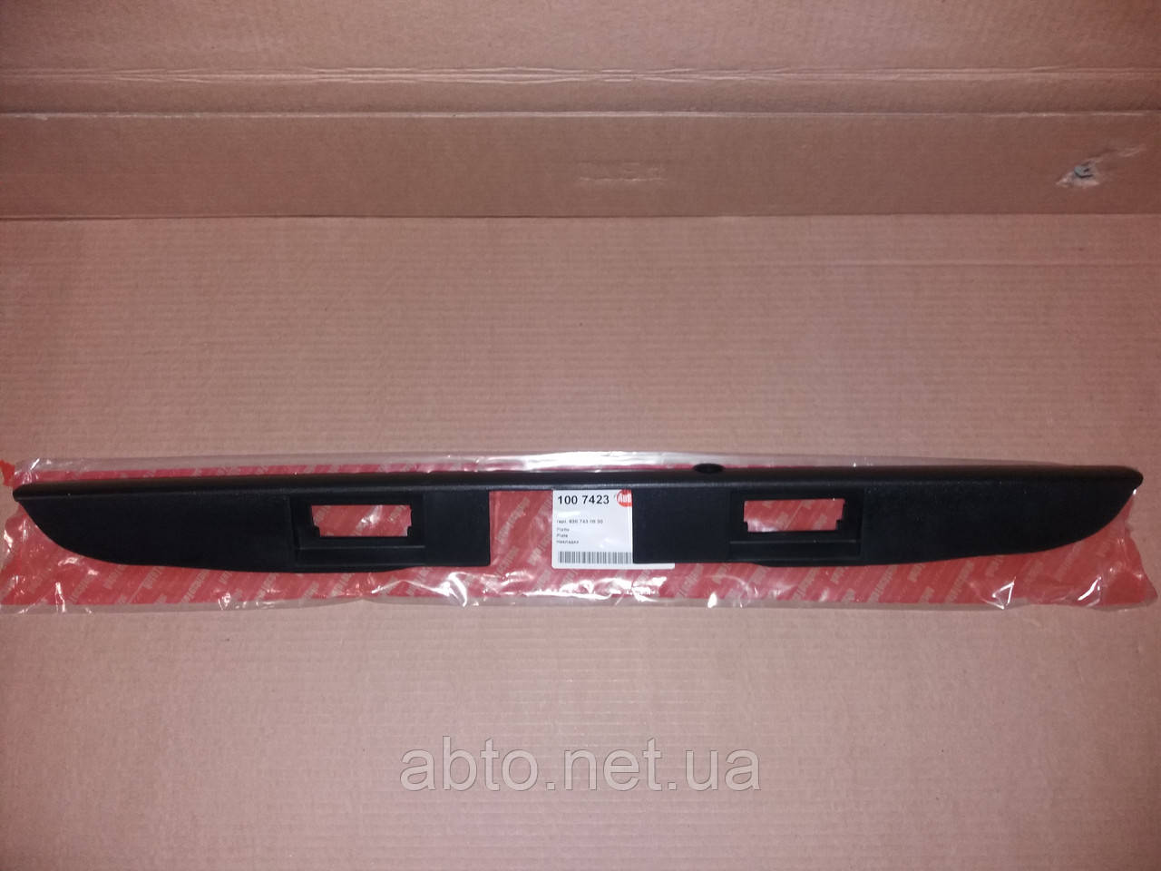 Накладка задніх дверей ( на ляду) Mercedes Vito W638