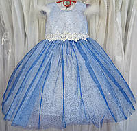 Блестящее бело-синее нарядное детское платье с коротким рукавчиком и перьями на 3-4 годика