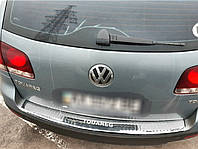 Накладка на задний бампер Volkswagen Touareg (2003-2010) с загибом и с надписью